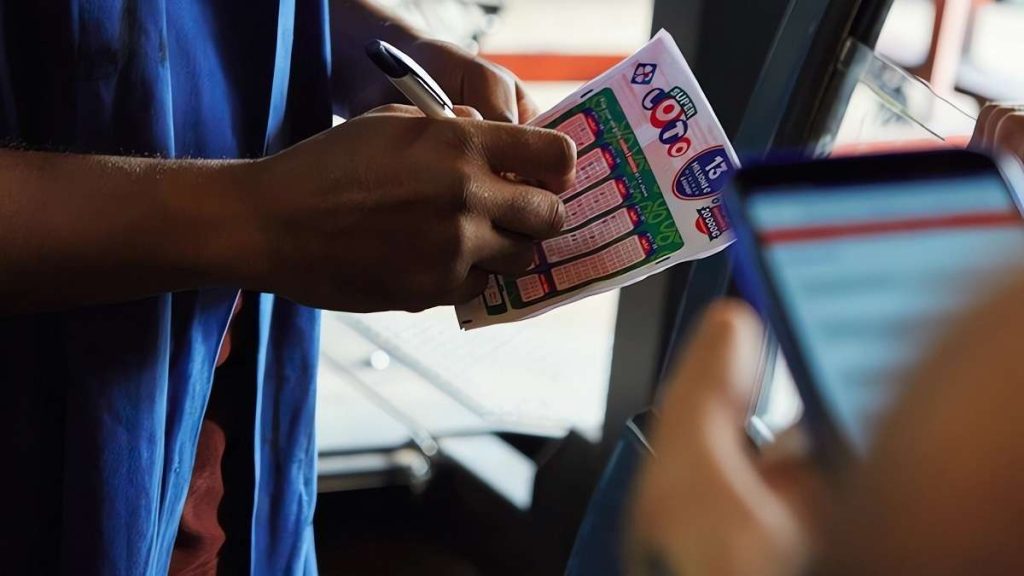 Una persona gioca al Loto francese