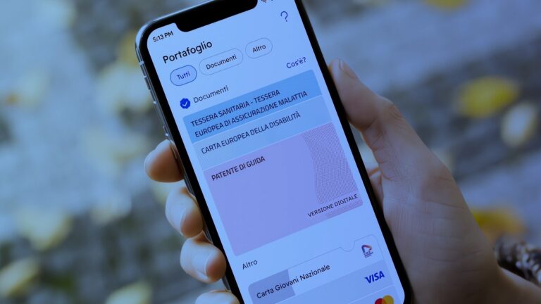 Una donna mostra la patente digitale nel portafoglio dell'app IO