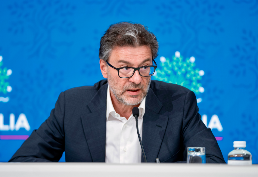 Legge di Bilancio, scontro governo-banche. In foto Il ministro delle Finanze Giancarlo Giorgetti durante una conferenza stampa