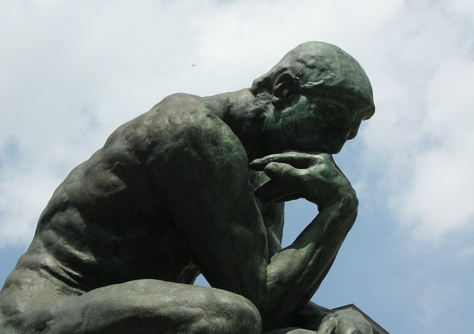 Un'immagine ravvicinata della statua Il Pensatore, di August Rodin