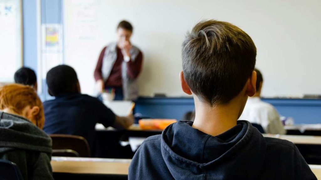 Uno studente segue la lezione di un docente