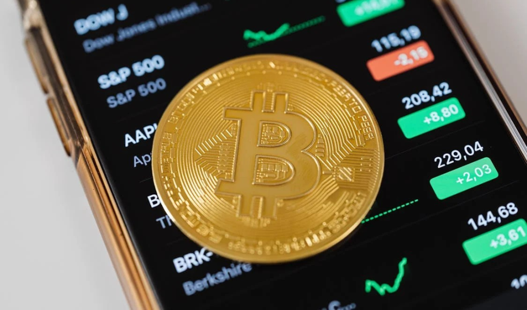 Bitcoin si avvicina a 70.000 dollari, il mercato punta su Trump