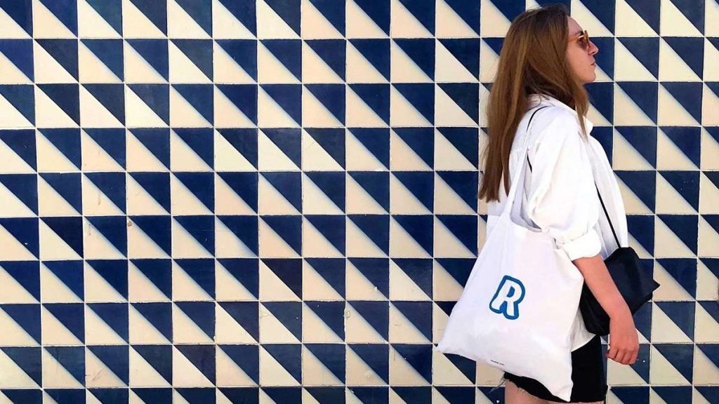 Una ragazza con la shopper di Revolut