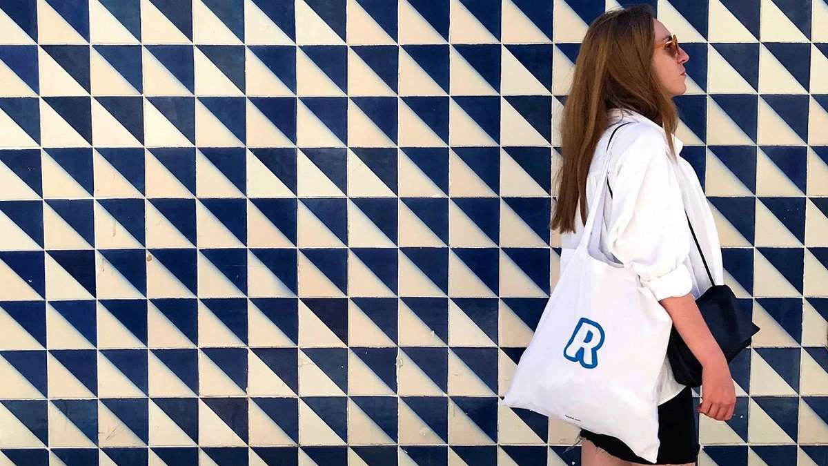 Una ragazza con la shopper di Revolut