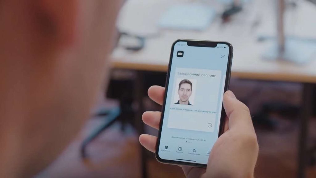 Un imprenditore usa l'app di uResidency, la residenza digitale ucraina