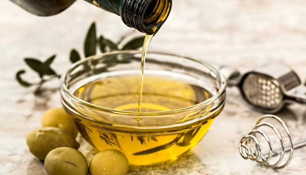 Olio d'oliva: ecco perché i prezzi potrebbero dimezzarsi