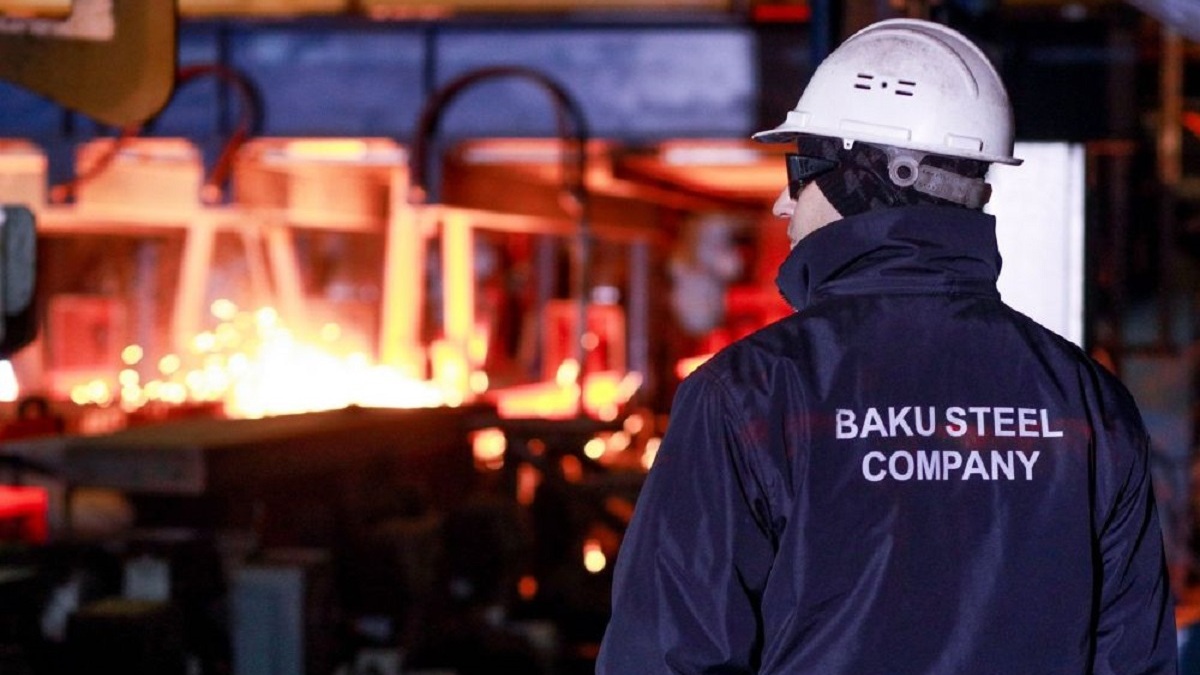 Un operaio della Baku Steel Company