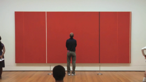 Un visitatore ammira un quadro di Barnett Newman al MoMA