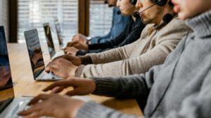 Un gruppo di operatori e operatrici in un contact center