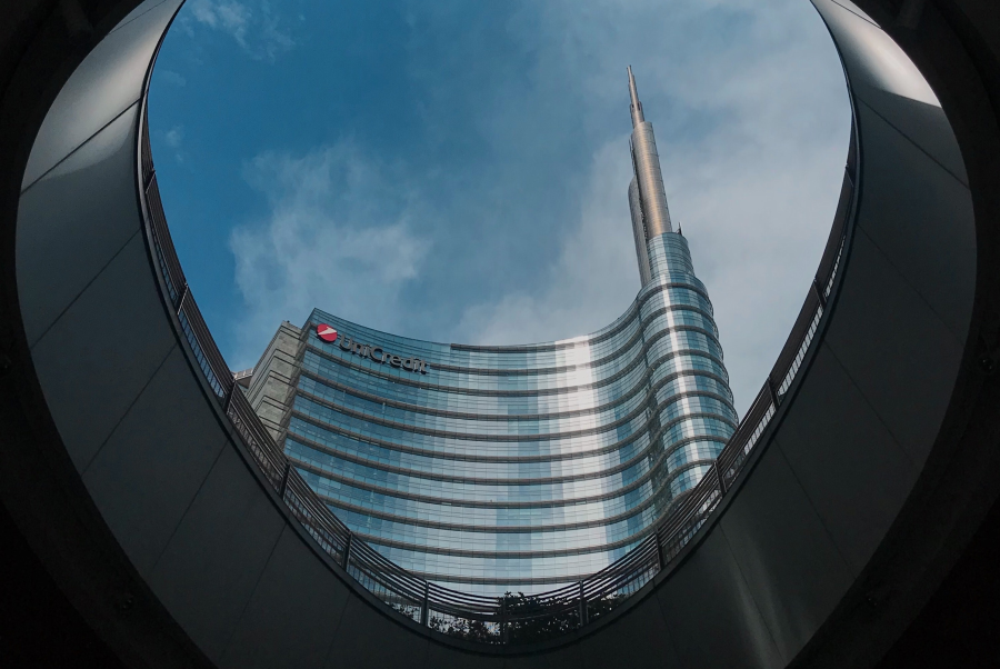 Grattacielo UniCredit a Milano visto dal basso, con prospettiva dal centro commerciale sotto Piazza Gae Aulenti. Il grattacielo, situato nel quartiere di Porta Nuova, è uno dei simboli dell'architettura moderna milanese e il più alto d'Italia, con la sua caratteristica guglia.