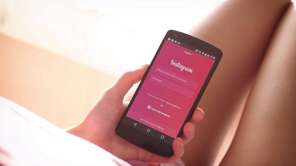 Una donna sta per accedere a Instagram su smartphone