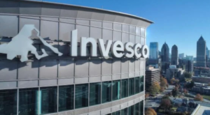 La sede di Invesco, con il logo in grande sul fronte del palazzo