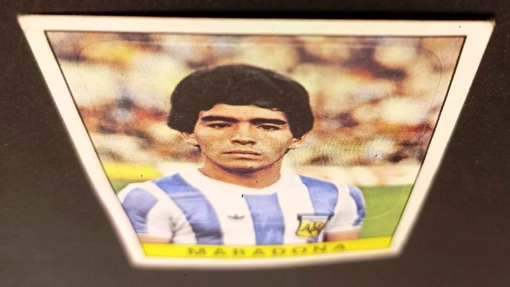La figurina Panini di Maradona con l'Argentina nel 1979