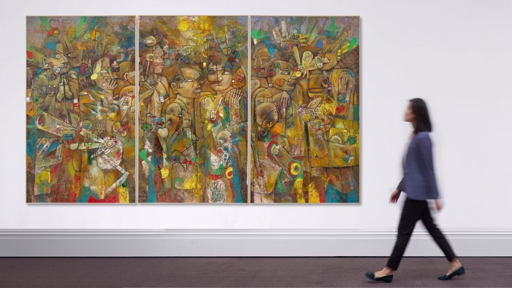 Una visitatrice ammira il quadro Heaven di Shi Hu
