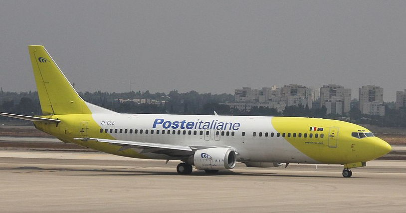 Un aereo cargo di Poste Italiane per i tarporti in pista di decollo