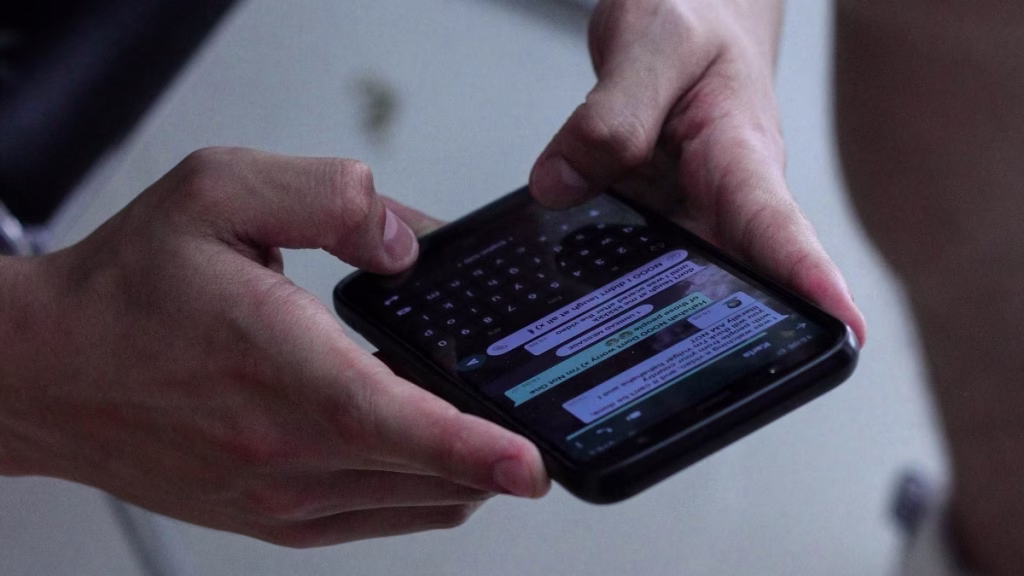 Una persona scambia messaggi su WhatsApp