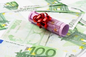 Bonus Natale pagato a banconote da 100 euro