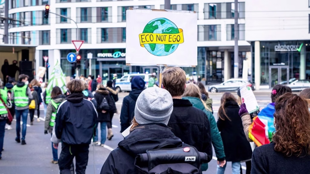 Un gruppo di persone in marcia per la sostenibilità