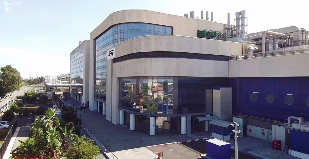 STMicroelectronics posticipa i target finanziari, scendono le azioni