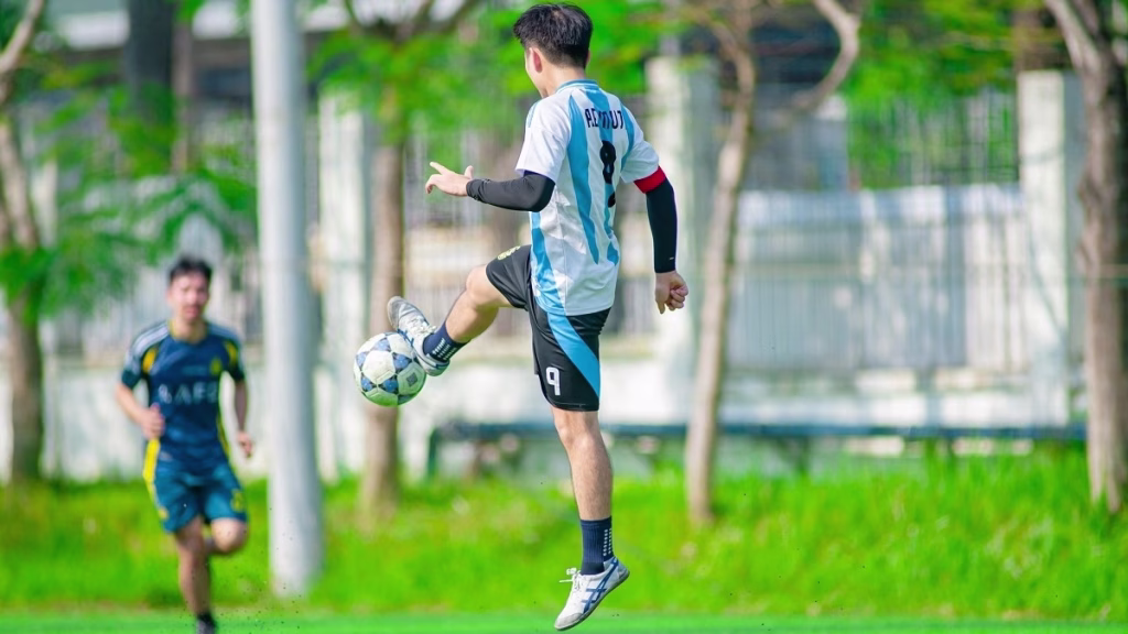 Un giovane calciatore in azione