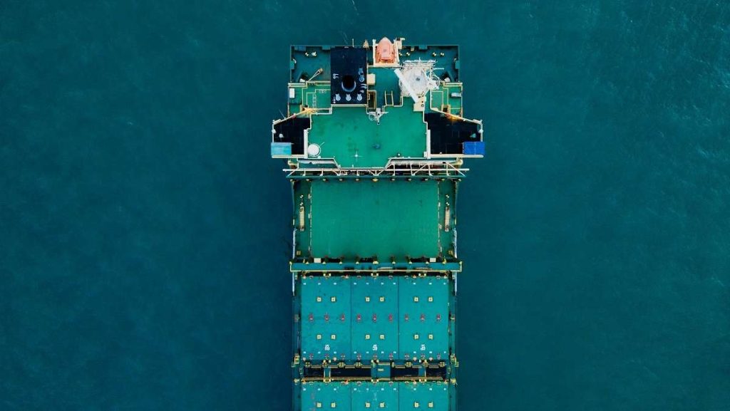 Una nave da carico vista dall'alto