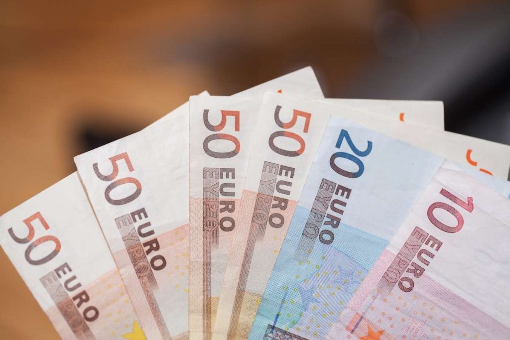 Banconote in euro da 50, 20 e 10, immagine di denaro derivante dall'accredito dell'assegno unico