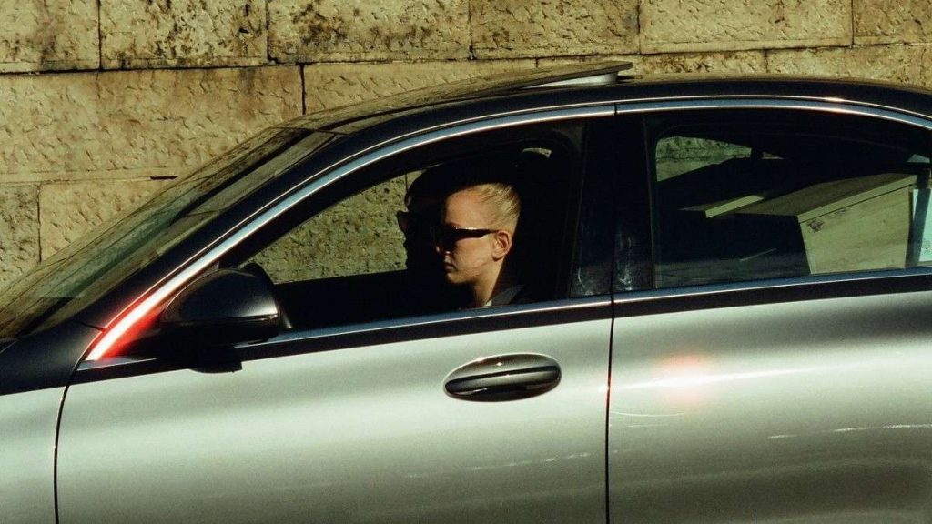 Una donna guida la sua auto