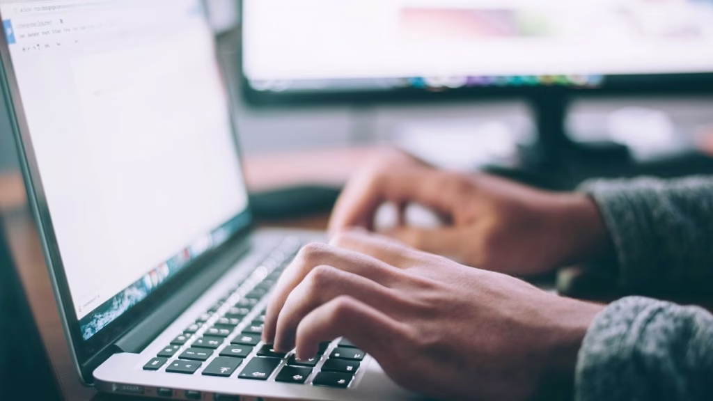 Un autore scrive il manoscritto di un libro al computer