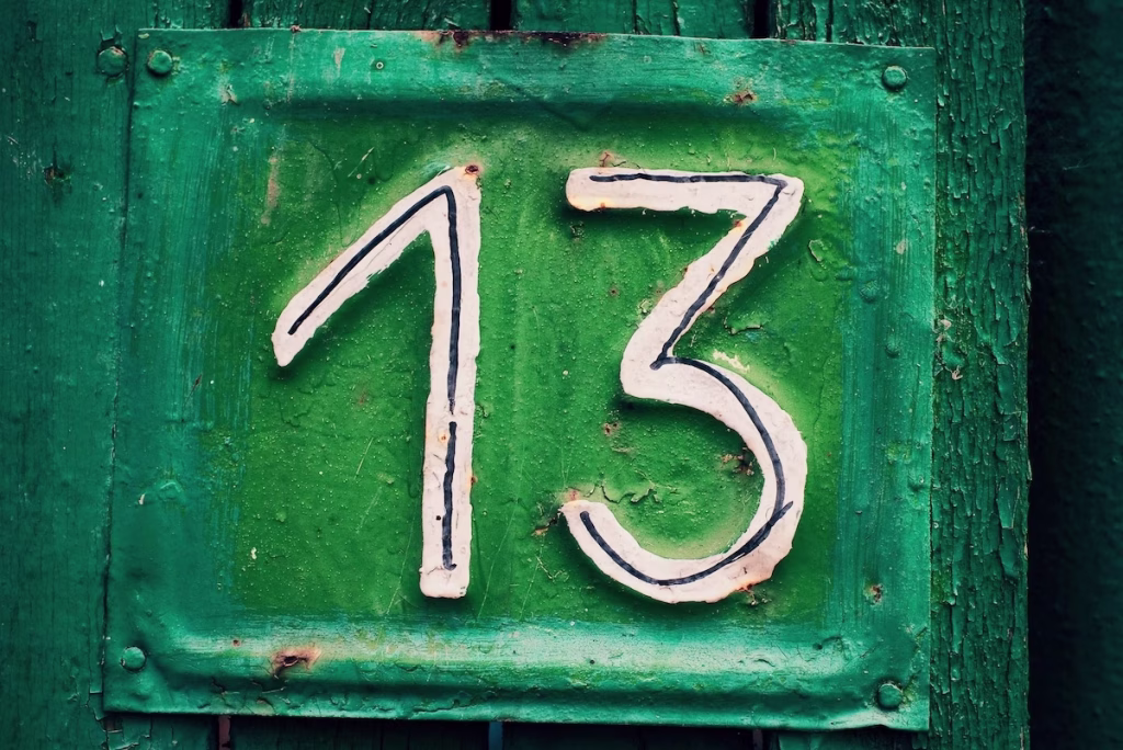 Numero tredici su sfondo verde, simbolo della tredicesima 2024 per colf e badanti