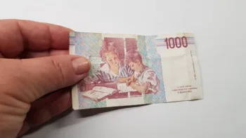 Una donna tiene un 1000 lire Montessori