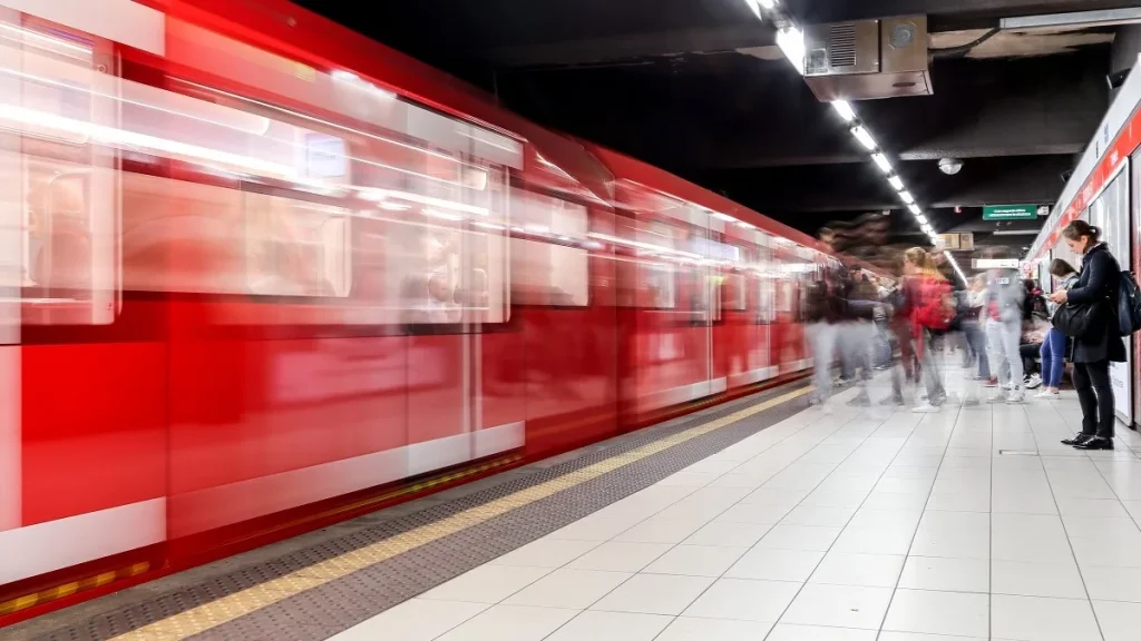 Un treno arriva nella metro di Milano
