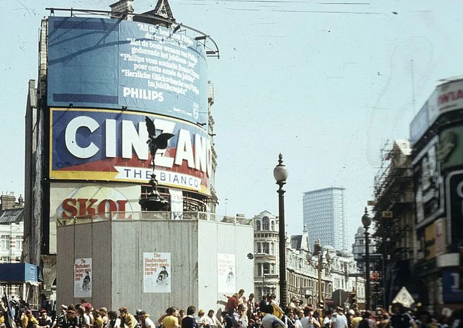 In Piccadilly Circus, a Londra, tra i cartelli che coprono un palazzo sulla sinistra c'è anche quello del marchio di vermouth Cinzano.