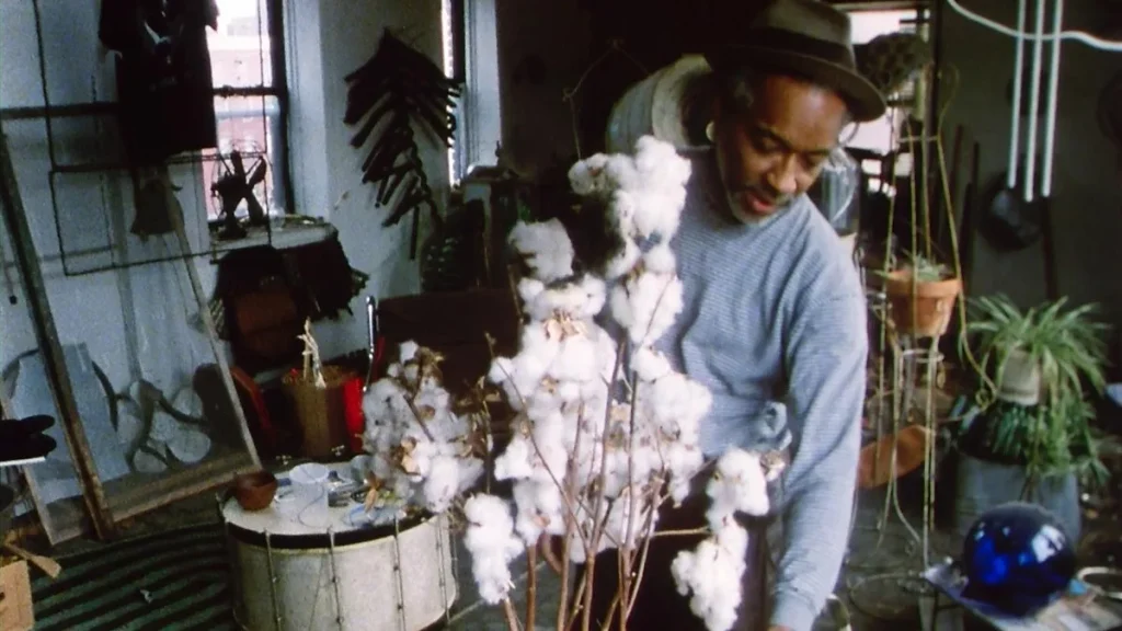 David Hammons nel suo studio di Harlem nel 1981