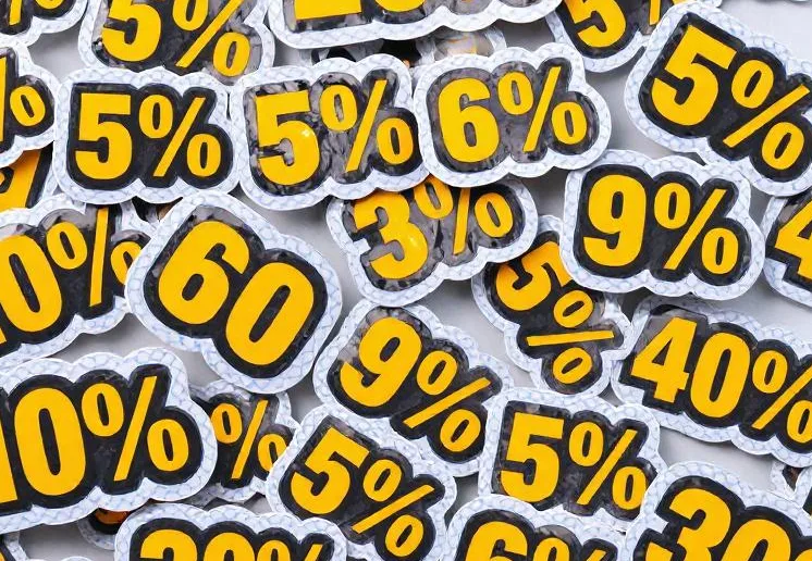 Immagine di adesivi promozionali con percentuali di sconto, come 5%, 9%, 30% e 60%, su sfondo bianco. Ideale per rappresentare campagne di marketing, vendite promozionali o strategie di sconti per e-commerce.
