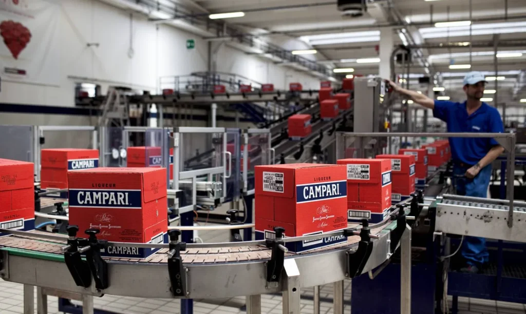 Una linea di produzione di Campari, sulla quale viaggiano delle confezioni in cartone gia pronte