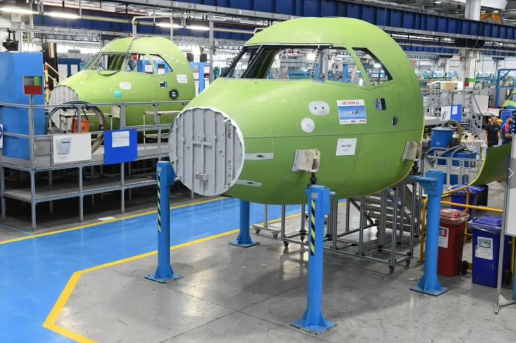 L'interno di un impianto produttivo di Leonardo. In primo piano la fusoliera, in lavorazione di un aeromobile.