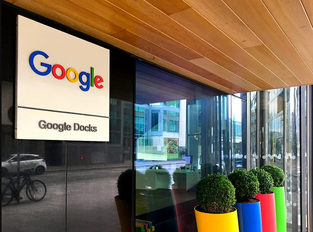 Il quartier generale di Google in Irlanda. L'ingresso, con fioriere colorate