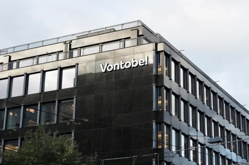 La sede di Vontobel a Zurigo, un palazzo alto con molte finestre di colore grigio scuro a pannelli laminati. In cima il logo e il nome della società