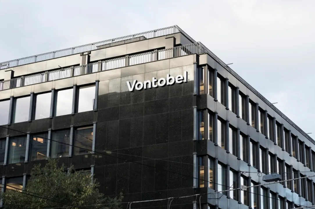 La sede di Vontobel a Zurigo, un palazzo alto con molte finestre di colore grigio scuro a pannelli laminati. In cima il logo e il nome della società