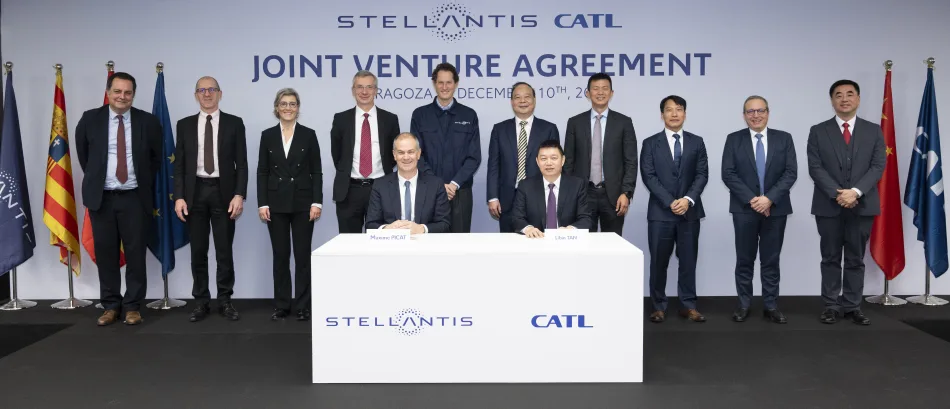 Delegazione di Stellantis e CATL durante la firma dell'accordo per una joint venture, annunciata a Saragozza il 10 dicembre 2024, per la costruzione di un impianto di batterie LFP su larga scala in Spagna. Presenti dirigenti e rappresentanti istituzionali davanti a bandiere internazionali.