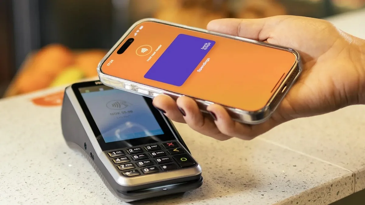 Un utente paga un acquisto da iPhone con Vipps MobilePay