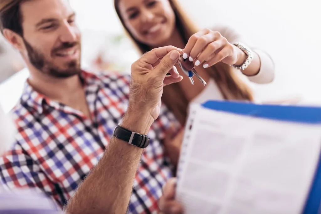 coppia sceglie tra diversi affitti e firma il contratto
