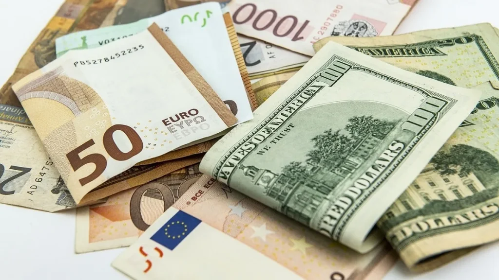 Banconote in dollari e euro