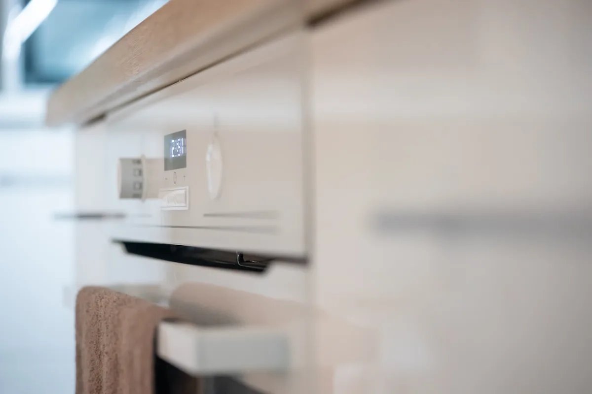 Bonus elettrodomestici 2025: forno moderno da incasso in cucina con timer digitale