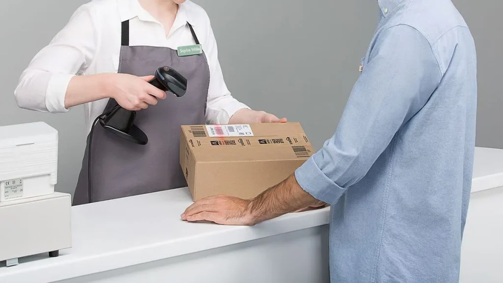 Una addetta procede alla spedizione di un pacco Amazon