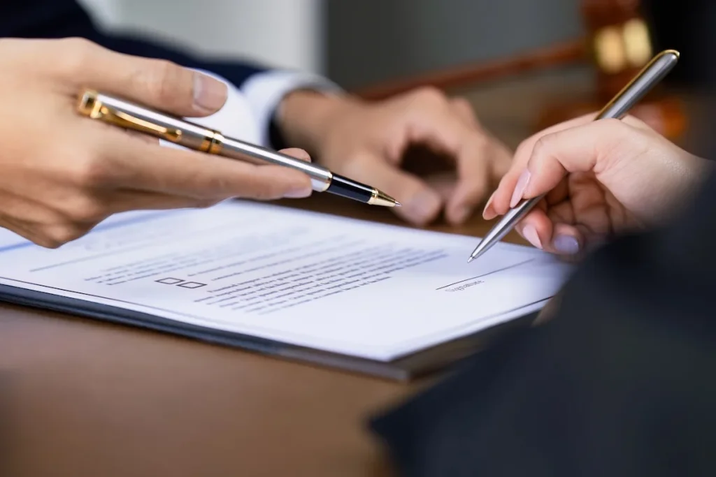 mani che firmano documenti per la procura del conto corrente