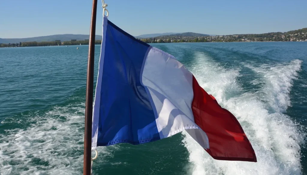 L'euro perde quota, la crisi francese allontana gli investitori