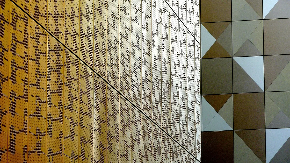 Il primo piano di un muro di un edificio innovativo di Manchester