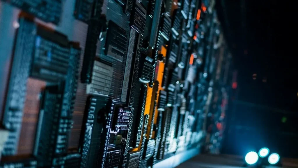 Un serie di microprocessori in una stanza buia