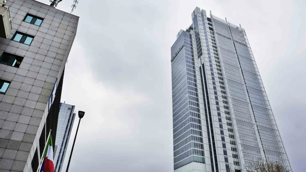 La sede di Intesa Sanpaolo a Torino, un grattacielo a vetri